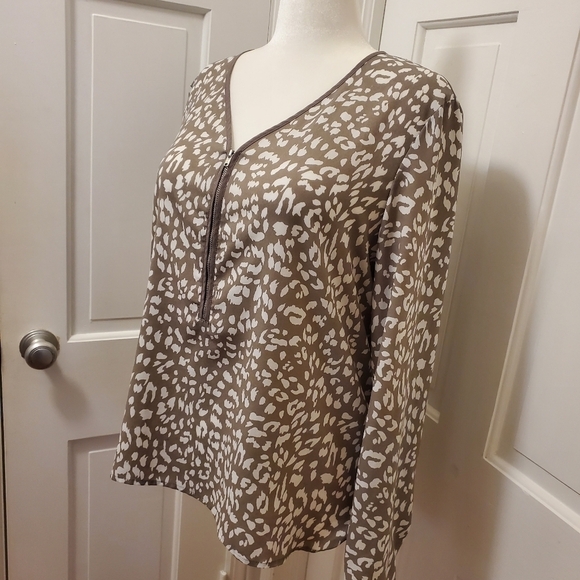 Apt. 9 Beige & White Animal Print Blouse Size XL - Picture 2 of 9